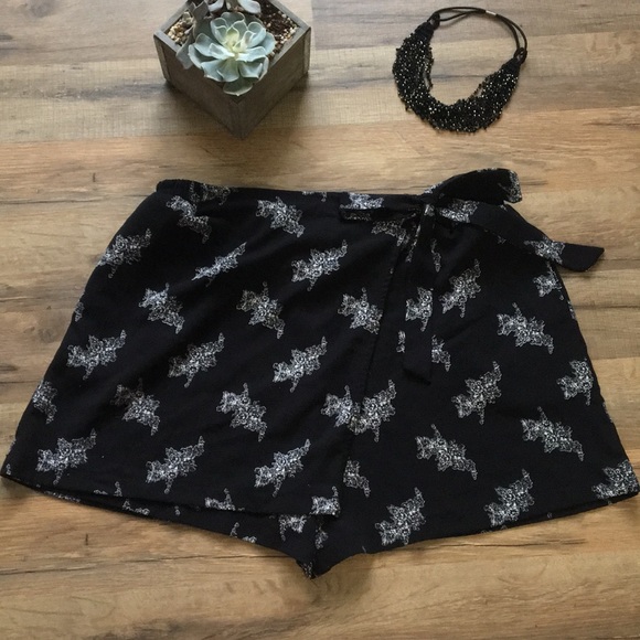Xhilaration Pants - Black patterned xhileration wrap shorts